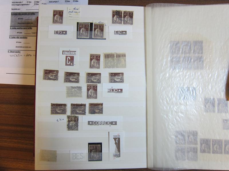 0007 (32).JPG -     Lote:    7      Ceres      Lotes Especiais       Descrição:         1924/26 &mdash; Ceres. Novas taxas e cores. Colecção em classificador, com selos novos e usados, simples e em múltiplos. Série em quadras, Variedades de clichés e erros. Inclui 7 provas e 37 exemplares, entre cartas e postais ilustrados, em todas as taxas, com excepção dos valores de 10E e 20E. 95% dos selos novos em excelente estado sem sinal de charneira. Todas as cartas de grande qualidade e em bom estado de conservação. Acompanham muitos desenhos de autoria de Eduardo Silva. Valor de catálogo dos selos novos de &euro; 32.000,00.        Lote       Valor Base:     &euro; 8.000,00     Valor Venda:     &euro; 8.000,00     